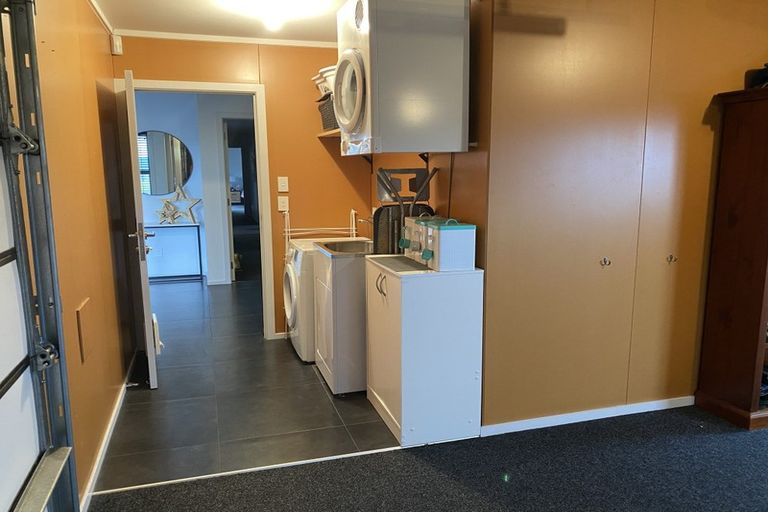 Photo of property in 6 Chestnut Close, Kelvin Grove, Palmerston North, 4414