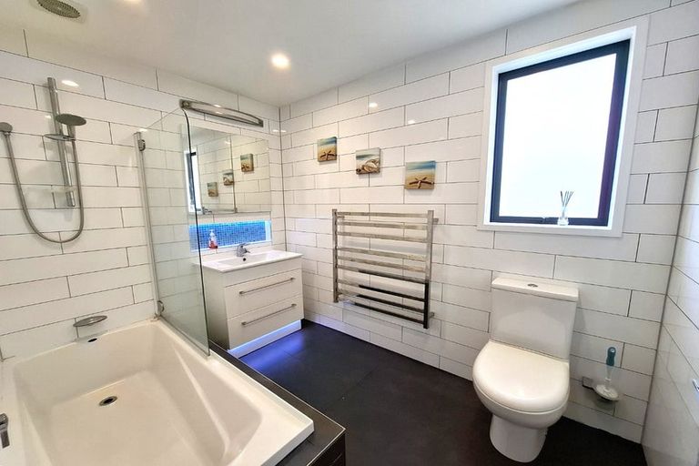 Photo of property in 38 Brougham Place, West Harbour, Auckland, 0618