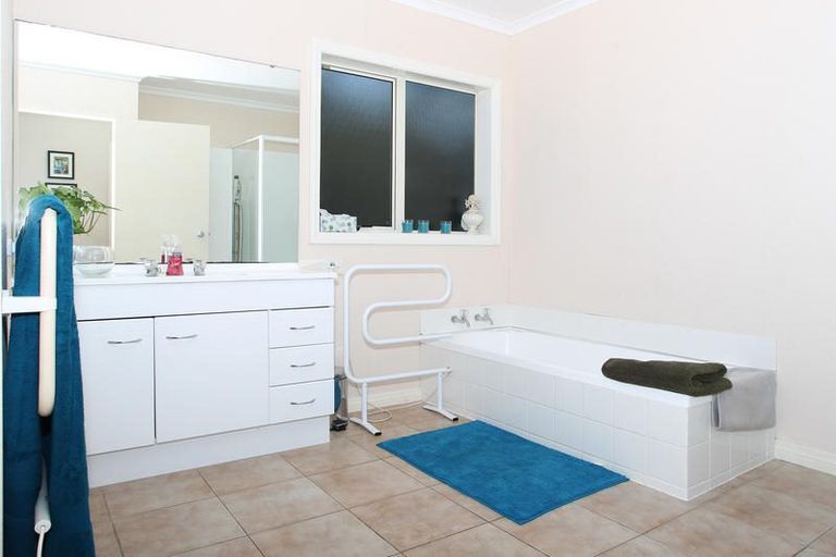 Photo of property in 32a Cutler Street, New Lynn, Auckland, 0600