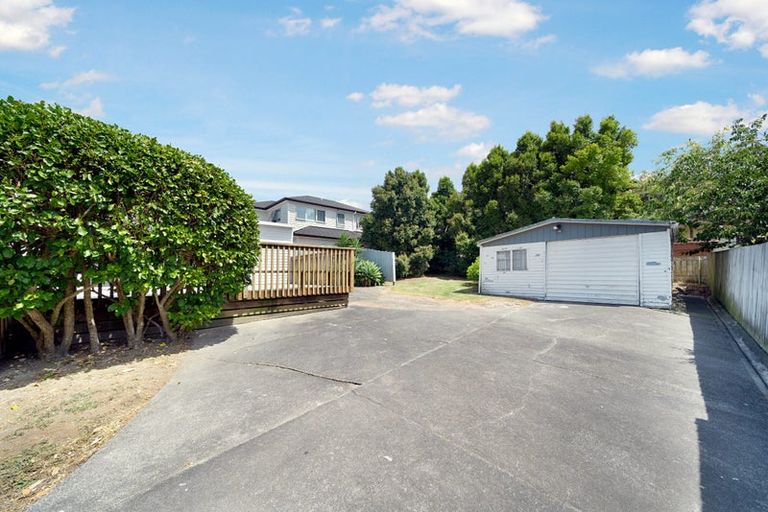 Photo of property in 16 Coniston Avenue, Te Atatu South, Auckland, 0610