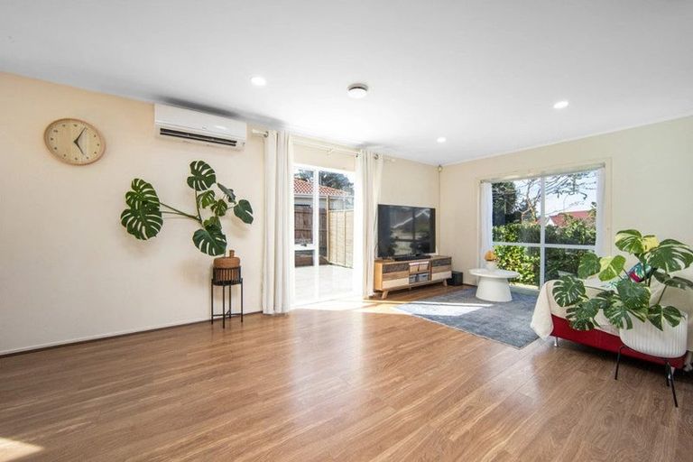 Photo of property in 3 Lanier Place, Glendene, Auckland, 0602