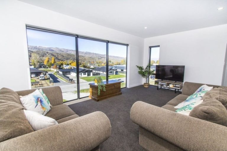 Photo of property in 75 Stratford Drive, Mount Pisa, Cromwell, 9383