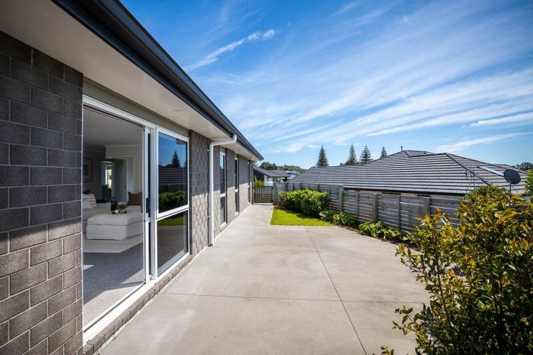 Photo of property in 3 Oakmont Crescent, Waiwhakaiho, New Plymouth, 4312