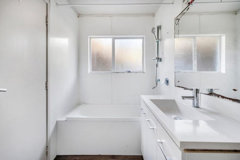 Photo of property in 2/17 Emirau Place, Glenfield, Auckland, 0629