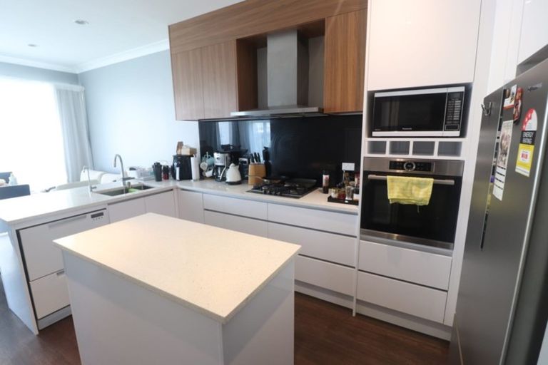 Photo of property in 7n Clearwater Cove, West Harbour, Auckland, 0618