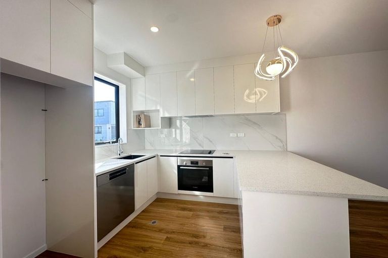 Photo of property in 2/103 Botany Road, Botany Downs, Auckland, 2010