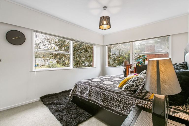 Photo of property in 24 Holdaway Avenue, Northcote, Auckland, 0627