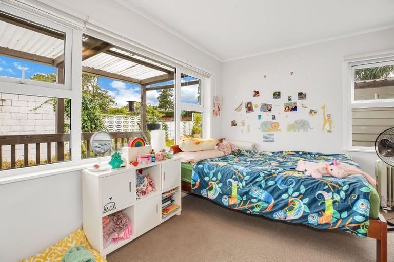 Photo of property in 1/52 Sunnynook Road, Sunnynook, Auckland, 0620