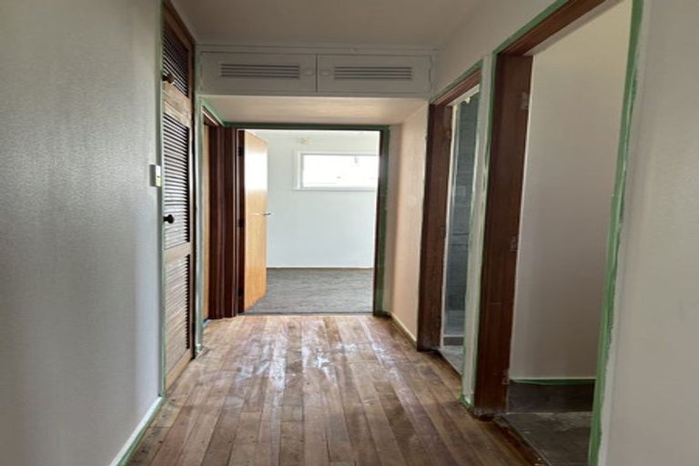 Photo of property in 77 Chilcott Road, Henderson, Auckland, 0612