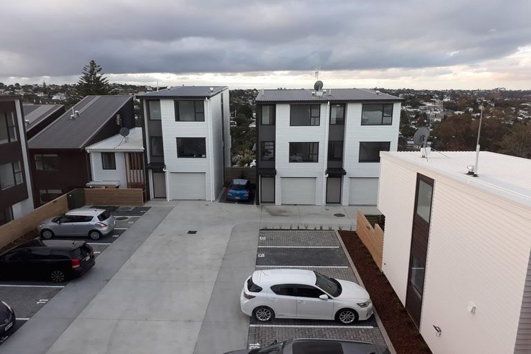 Photo of property in 19/15 Chivalry Road, Glenfield, Auckland, 0629