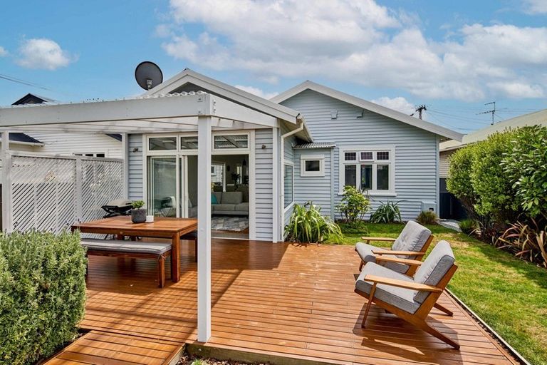 Photo of property in 132 Rongotai Road, Kilbirnie, Wellington, 6022