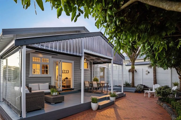 Photo of property in 1/8 Wernham Place, Northcote, Auckland, 0626