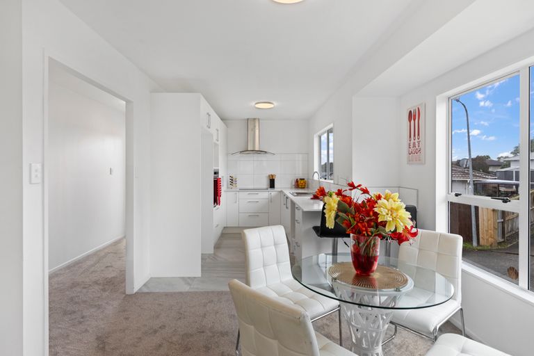 Photo of property in 1/53 Sungrove Rise, Sunnyvale, Auckland, 0612