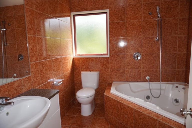 Photo of property in 2/72 Heathcote Road, Castor Bay, Auckland, 0620