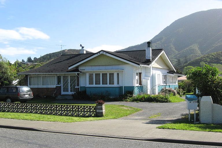 Photo of property in 29 Devon Street, Picton, 7220
