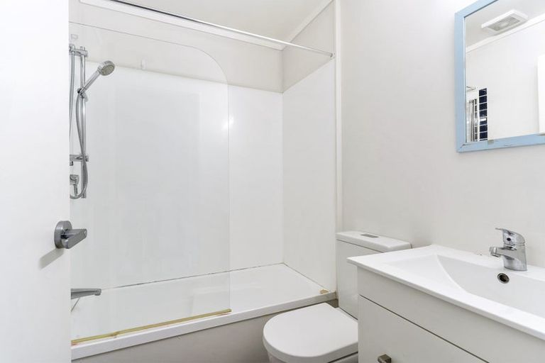 Photo of property in 2/93a Kelburn Parade, Kelburn, Wellington, 6012