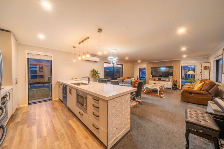 Photo of property in 3 Te Kaeaea Crescent, Wallaceville, Upper Hutt, 5018