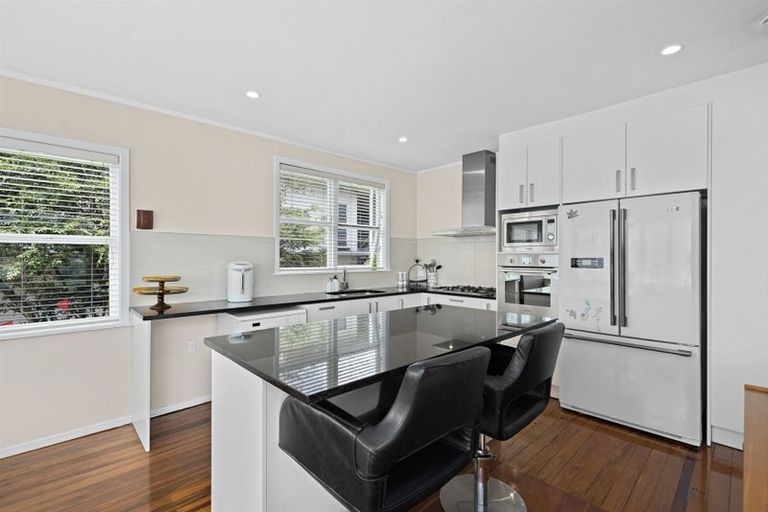 Photo of property in 1/221 Onewa Road, Birkenhead, Auckland, 0626