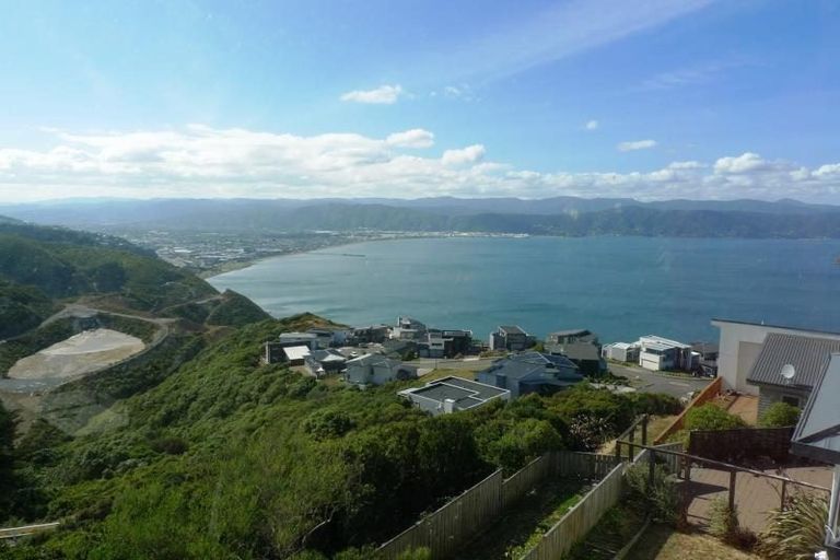 Photo of property in 11 Bennett Grove, Newlands, Wellington, 6037