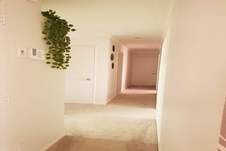 Photo of property in 16 Lowburn Place, Clover Park, Auckland, 2019