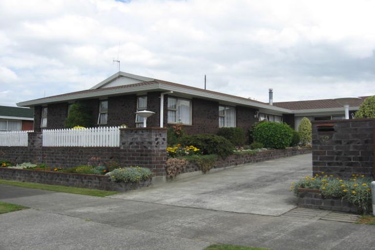 Photo of property in 32 Cedar Crescent, Feilding, 4702