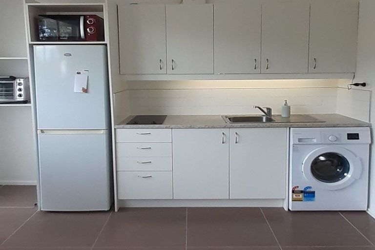 Photo of property in 64 Chelsea View Drive, Chatswood, Auckland, 0626