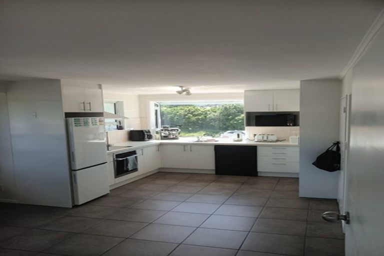 Photo of property in 24 Bartlett Grove, Tawa, Wellington, 5028