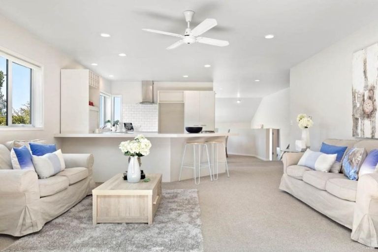 Photo of property in 1/1 Jeanette Place, Mairangi Bay, Auckland, 0630