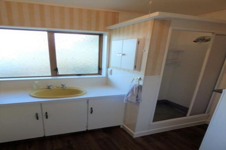 Photo of property in 17a Edgewater Parade, Waiuku, 2123