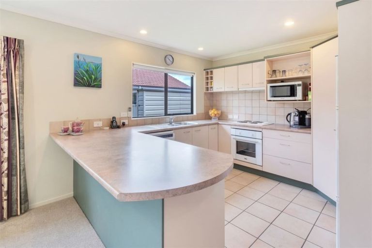 Photo of property in 16 Graven Court, Henderson, Auckland, 0612
