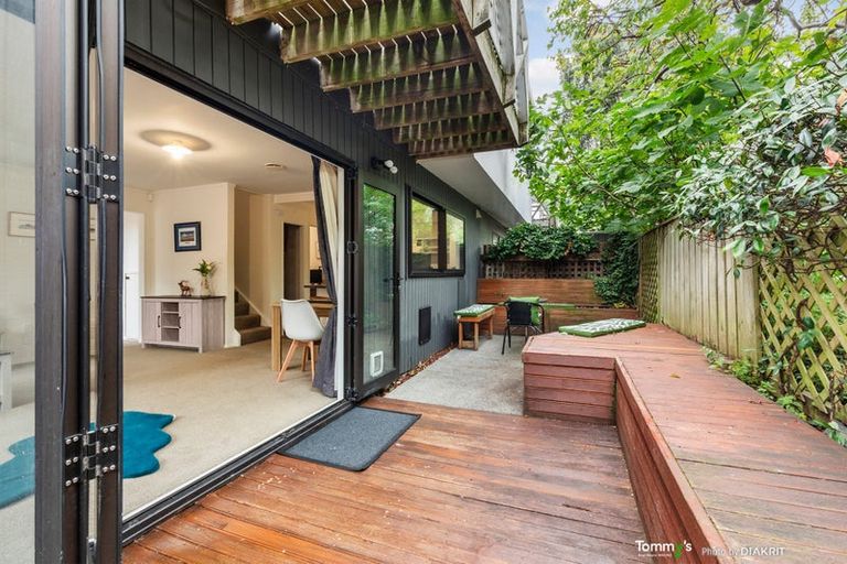 Photo of property in 4/163 Queens Drive, Lyall Bay, Wellington, 6022