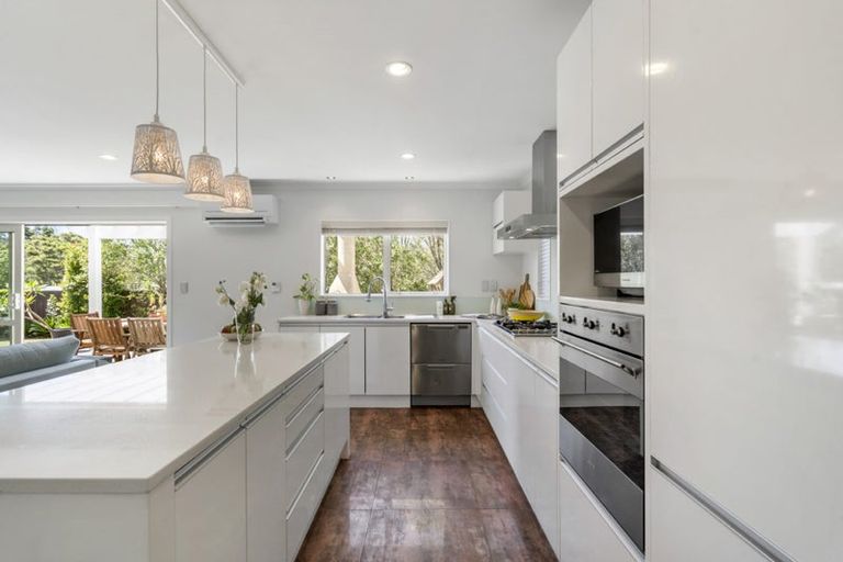 Photo of property in 17 Witton Place, Schnapper Rock, Auckland, 0632