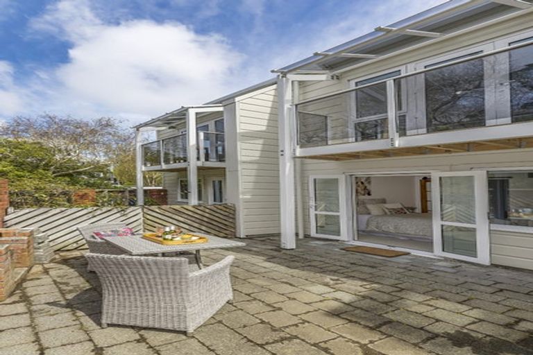 Photo of property in 16 Lawson Place, Mount Victoria, Wellington, 6011