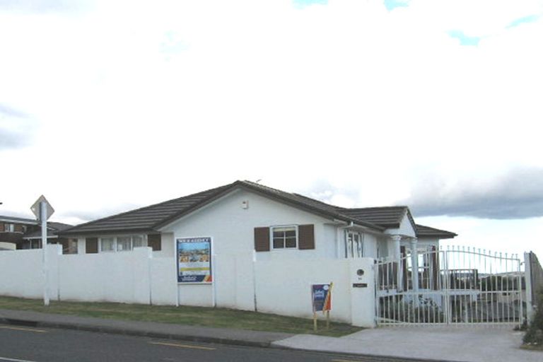 Photo of property in 52 Luckens Road, West Harbour, Auckland, 0618