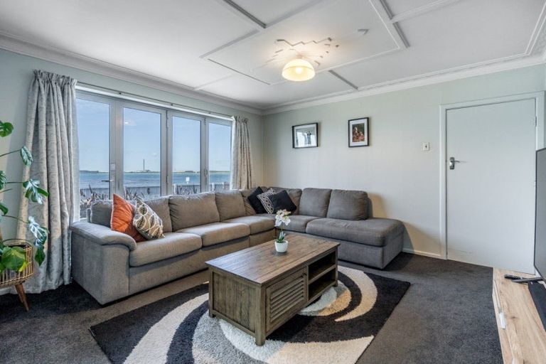 Photo of property in 246 Marine Parade, Bluff, 9814