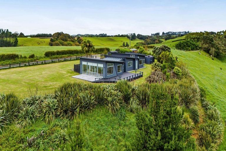 Photo of property in 100 Elsham Road, Lepperton, New Plymouth, 4373