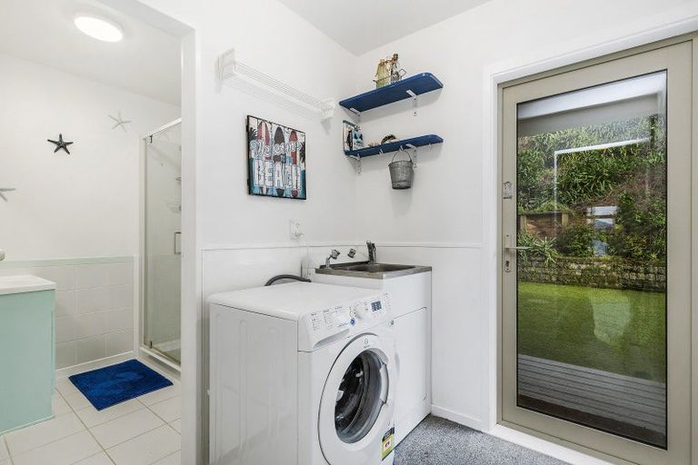 Photo of property in 2/420 Queens Drive, Lyall Bay, Wellington, 6022