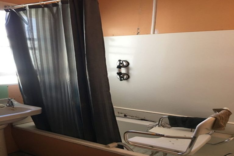 Photo of property in 74 Hargest Crescent, Saint Clair, Dunedin, 9012