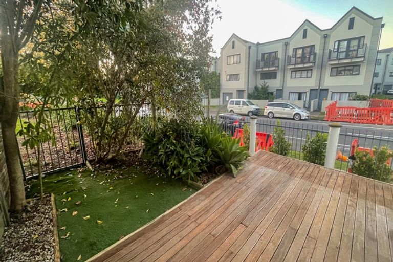 Photo of property in Tuscany Way, 22/3 Ambrico Place, New Lynn, Auckland, 0600