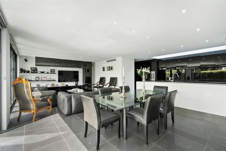 Photo of property in 116 Aikmans Road, Merivale, Christchurch, 8014