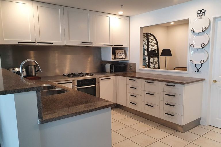 Photo of property in 3/318 Oriental Parade, Oriental Bay, Wellington, 6011