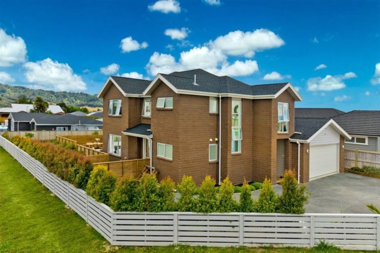 Photo of property in 1 Van Rixel Drive, Kumeu, 0810