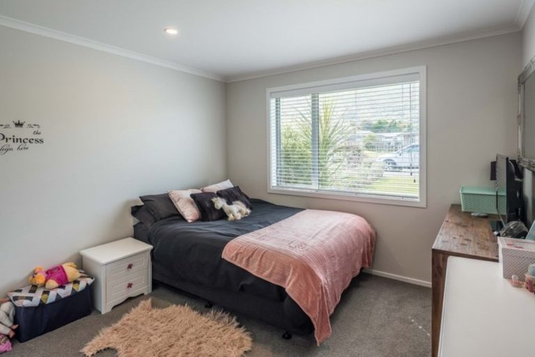 Photo of property in 11 Waipunahau Road, Waikanae, 5036