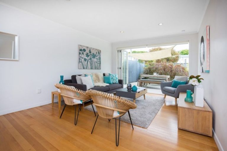 Photo of property in 1/19 Becroft Drive, Forrest Hill, Auckland, 0620