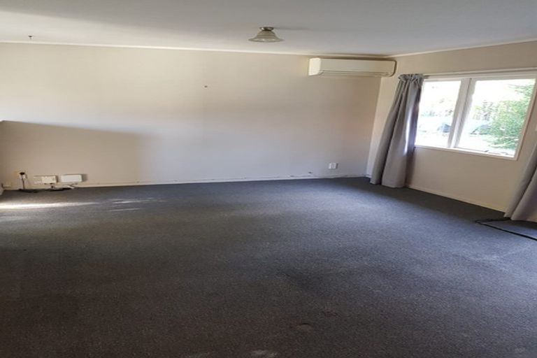Photo of property in 2/31 Camelot Place, Glenfield, Auckland, 0629