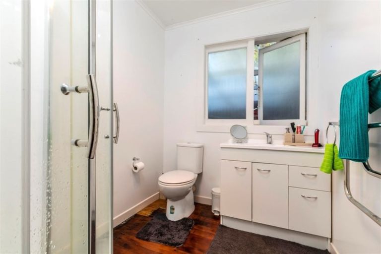 Photo of property in 50 Hobsonville Road, West Harbour, Auckland, 0618