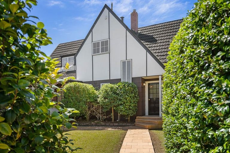 Photo of property in 2 Fitzpatrick Place, Chatswood, Auckland, 0626