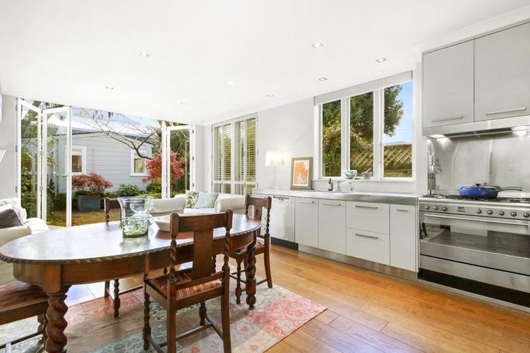 Photo of property in 27 Moir Street, Mount Victoria, Wellington, 6011