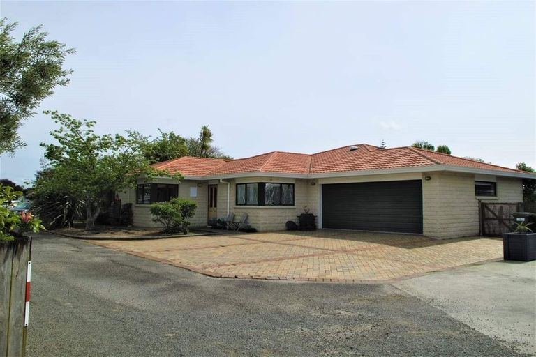 Photo of property in 15 Woburn Place, Takaro, Palmerston North, 4412