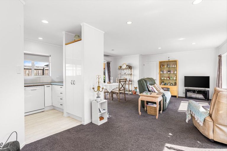 Photo of property in 2/10 Ross Crescent, Orewa, 0931